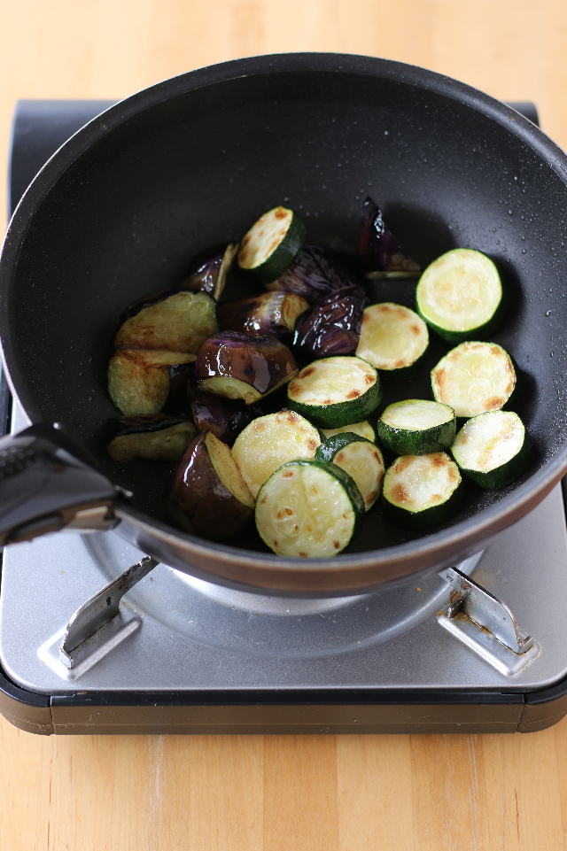 �f�ނɉ΂�ʂ��@�n�{���������ƉĖ�؂̔~�݂��u��