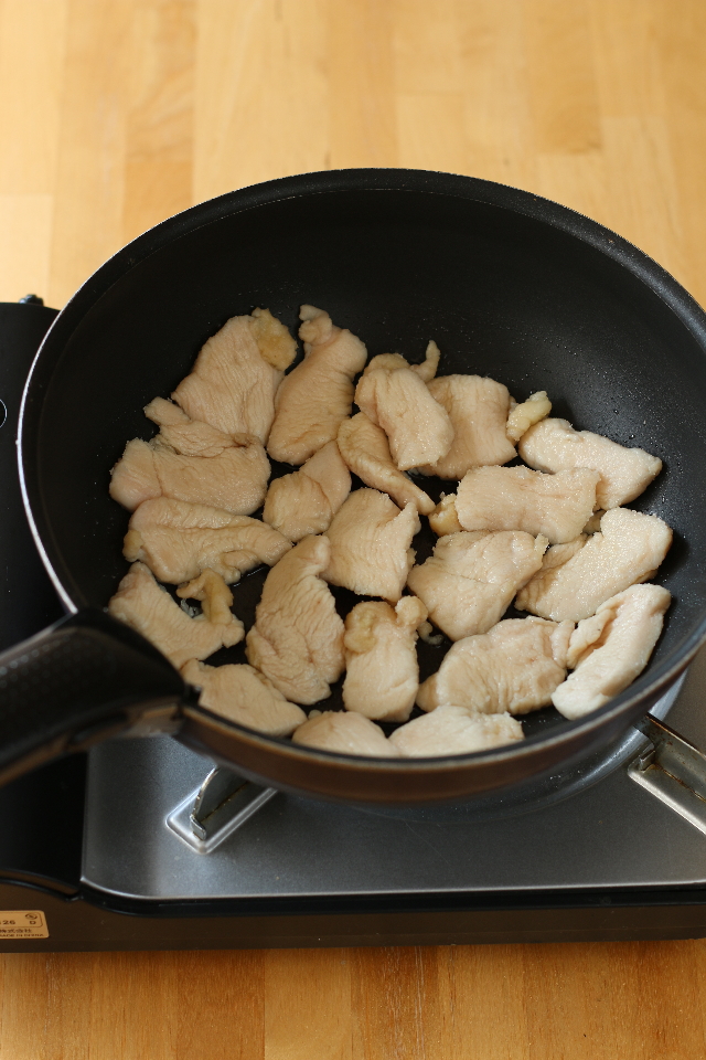 素材に火を通す　地養鳥もも肉と夏野菜の梅みそ炒め