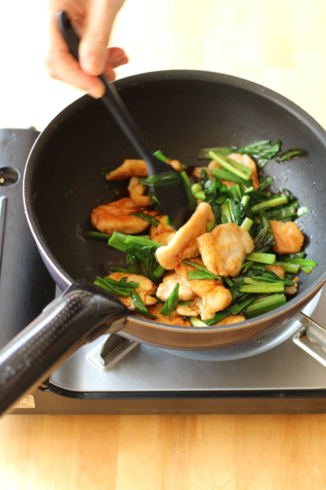 地養鳥もも肉と夏野菜の梅みそ炒め