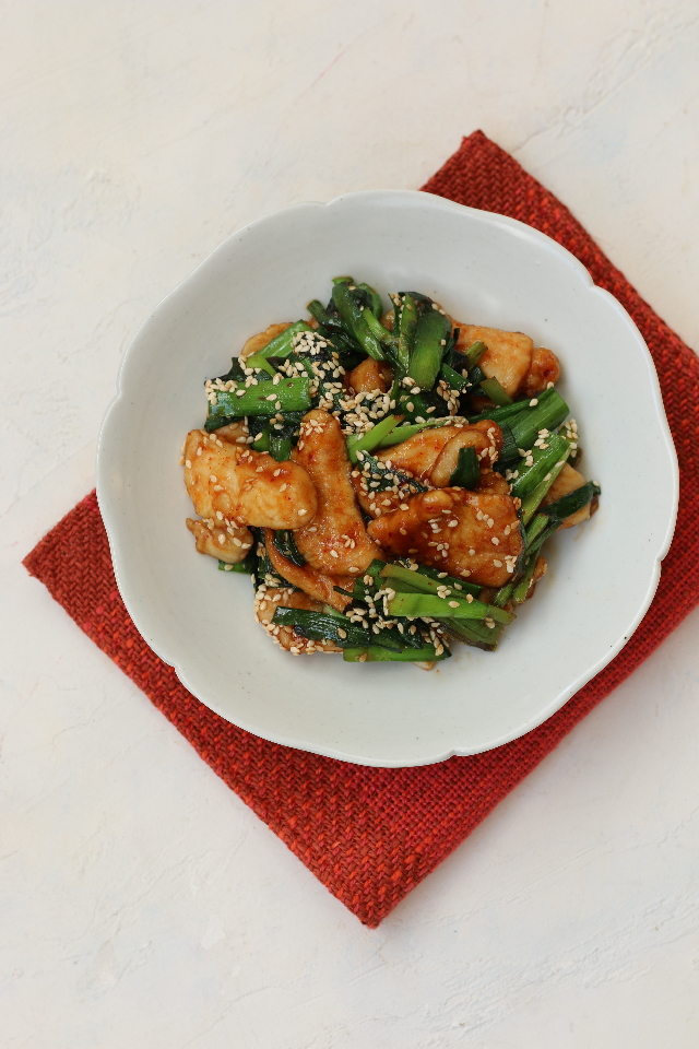 地養鳥むね肉とニラのピリ辛炒め